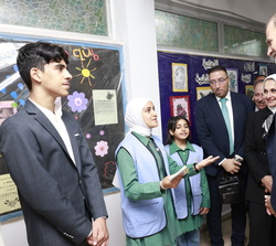 Su Majestad el Rey conversa con alumnos de la escuela del campo de refugiados
