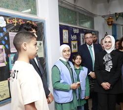 Su Majestad el Rey conversa con alumnos de la escuela del campo de refugiados
