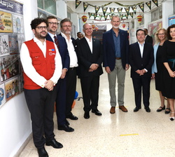 Fotografía de grupo de Su Majestad el Rey con las autoridades y personalidades que le han acompañado en la visita