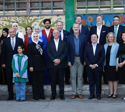 Fotografía de grupo de Su Majestad el Rey con las autoridades, personalidades y niños beneficiarios del programa de la UNRWA