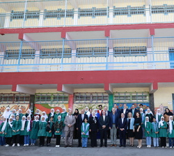 Fotografía de grupo de Su Majestad el Rey con las autoridades, personalidades y niños beneficiarios del programa de la UNRWA