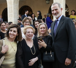 Su Majestad el Rey se fotografía con una representacion de la colectividad española en Jordania