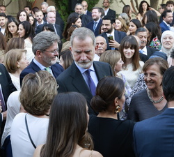 Su Majestad el Rey conversa con una representacion de la colectividad española en Jordania