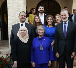Su Majestad el Rey se fotografía con una representacion de la colectividad española en Jordania