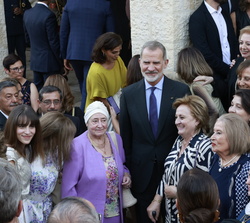 Su Majestad el Rey se fotografía con una representacion de la colectividad española en Jordania