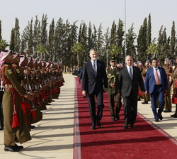 Su Majetad el Rey acompañado por Su Alteza Real el Príncipe Faisal bin Al Hussein es despedido con un Cordón de Honor
