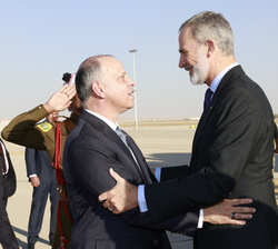 Su Majestad el Rey es recibido por Su Alteza Real el Príncipe Faisal bin Al Hussein 