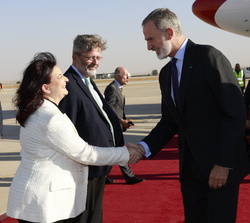 Su Majestad el Rey es recibido a su llegada a Jordania por el embajador de España en Jordania, Miguel de Lucas y la embajadora de Jordania en España, 