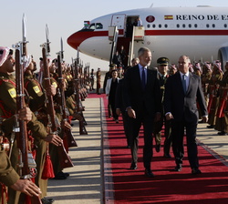 Su Majestad el Rey junto a Su Alteza Real el Príncipe Faisal bin Al Hussein es recibido con honores a su llegada a Jordania