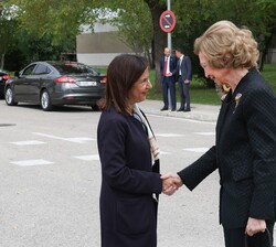 Su Majestad la Reina Doña Sofía recibe el saludo de la ministra de Defensa, Margarita Robles