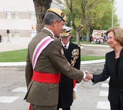 Su Majestad la Reina Doña Sofía recibe el saludo del jefe de la Unidad Militar de Emergencias (GEJUME), Francisco Javier Marcos Izquierdo