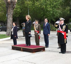 Doña Sofía, junto a las autoridades durante los Honores de Ordenanzas