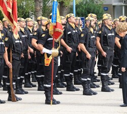 Su Majestad la Reina Doña Sofía saluda a su paso ante el estandarte de la Enseña Nacional