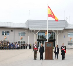 Doña Sofía junto a la placan conmemorativa de su visita con ocasión del aniversario de la creación de la UME