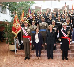 Su Majestad la Reina junto a las autoridades y personal de la UME