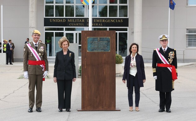 Su Majestad la Reina Doña Sofía acompañada de las autoridades junto a la placa conmemorativa de su visita con ocasión del aniversario de creación de l