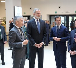Conversación del Rey con las autoridades antes del inicio de la Conferencia