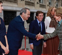 Su Majestad la Reina Doña Sofía recibe el saludo del secretario general Iberoamericano, Andrés Allamand