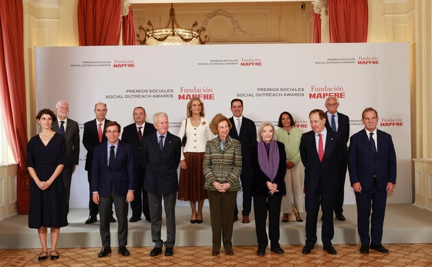 Su Majestad la Reina Doña Sofía junto con los premiados y autoridades