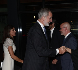 Su Majestad el Rey recibe el saludo de la presidenta del Patronato del Museo Nacional Centro de Arte Reina Sofía, Ángeles González-Sinde