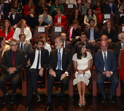Sus Majestades los Reyes en primera fila de asientos momentos antes de dar comienzo la entrega de los de los Premios Nacionales de Cultura 2022 y 2023