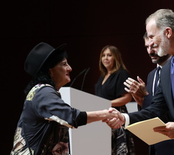 Su Majestad el Rey entrega el Premio Nacional de Poesía 2022 a Aurora Luque