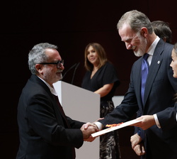 Su Majestad el Rey entrega el Premio Nacional de Ensayo 2022 a Joan-Carles Mèlich
