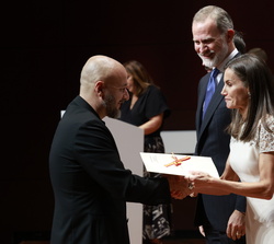 Su Majestad la Reina entrega el Premio Nacional de Literatura Dramática 2022 a Josep María Miró