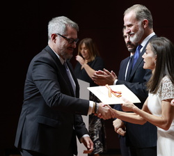 Su Majestad la Reina entrega el Premio Nacional de Literatura Infantil y Juvenil 2022 a Rafael Salmerón