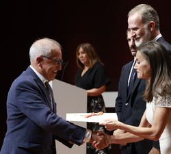 Su Majestad la Reina entrega el Premio Nacional a la Mejor Labor Editorial Cultural 2022 a Rafael Martínez Díaz, fundador de Norma Editorial