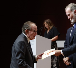 Su Majestad el Rey entrega el Premio Nacional de Fomento de la Lectura 2022 en la Modalidad Medio de Comunicación a Gregorio Marañón de la Revista de 