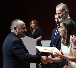 Su Majestad la Reina entrega el Premio Nacional de Fomento de la Lectura 2022 en la Modalidad Entidad a Jorge Gonzalvo Díaz, presidente de la Asociaci