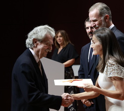 Su Majestad la Reina entrega el Premio Nacional de Periodismo Cultural 2022 a Lluís Permanyer