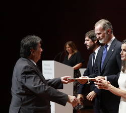 Su Majestad el Rey entrega el Premio Nacional de las Letras Españolas 2022 a Luis Landero