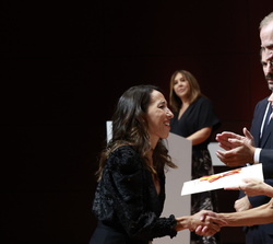Su Majestad la Reina entrega el Premio Nacional de Danza 2022 en la Modalidad de Interpretación a Ana Francisca Morales