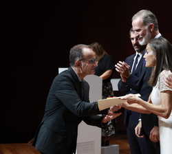 Su Majestad la Reina entrega el Premio Nacional de las Artes Escénicas para la Infancia y Juventud 2022 a Jaume Gomila Capó, director de la Fira de Te