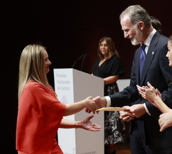 Su Majestad el Rey entrega el Premio Nacional de Circo 2022 a Sandra Plana Llort, socia cofundadora de la Compañía Pepa Plana