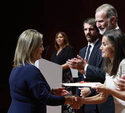 Su Majestad la Reina entrega el Premio Nacional de Televisión 2022 a María Méndez Castro, administradora general del Ente Público Radio Televisión Can
