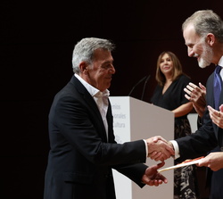 Su Majestad el Rey entrega el Premio Nacional de Diseño de Moda 2022 a Ángel Fernández (Ángel Schlesser)