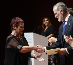 Su Majestad el Rey entrega el Premio Nacional de Restauración y Conservación de Bienes Culturales 2022 a María de los Ángeles Querol