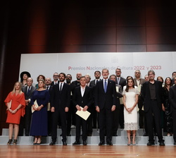 Fotografía de grupo de Sus Majestades los Reyes con los galardonados con los Premios Nacionales de Cultura 2022