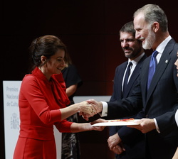 Su Majestad el Rey entrega el Premio Nacional de Poesía 2023 a Yolanda Castaño