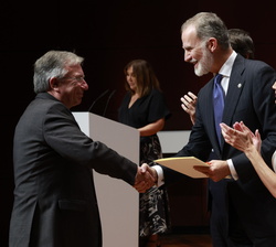 Su Majestad el Rey entrega el Premio Nacional de Ensayo 2023 a Antonio Monegal