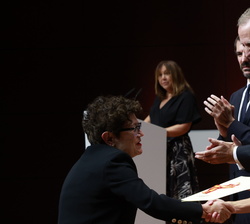 Su Majestad la Reina entrega el Premio Nacional a la Obra de un Traductor 2023 a Celia Filipetto