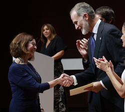 Su Majestad el Rey entrega el Premio Nacional de Historia de España 2023 a María Encarnación Lemus