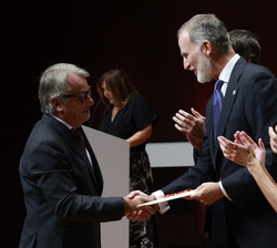 Su Majestad el Rey entrega el Premio Nacional a la Mejor Labor Editorial Cultural 2023 a Luis Zendrera, director gerente de Editorial Juventud