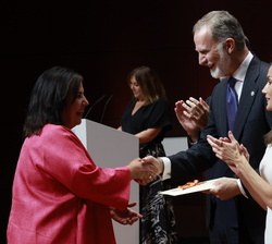 Su Majestad el Rey entrega el Premio Nacional de Fomento 2023 de la Lectura en la Modalidad Entidad a Ángela Molina, directora del Colegio Público C.E