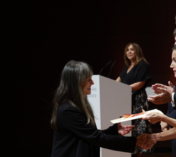 Su Majestad la Reina entrega el Premio Nacional de Ilustración 2023 a Luciana Gutiérrez (Luci Gutiérrez)