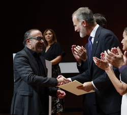 Su Majestad el Rey entrega el Premio Nacional de Periodismo Cultural 2023 a Jesús Marchamalo