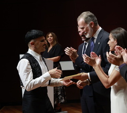 Su Majestad el Rey entrega el Premio Nacional de Músicas Actuales 2023 a Rodrigo Cuevas